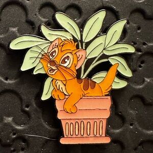 Loungefly Disney Cats In Plants Mystery Pin OLIVER & Company New